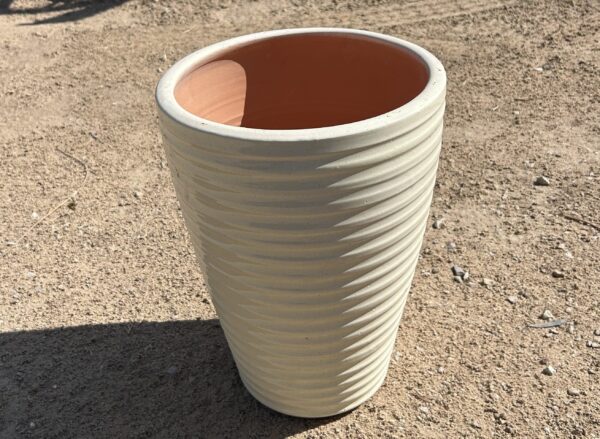 pot conique en céramique